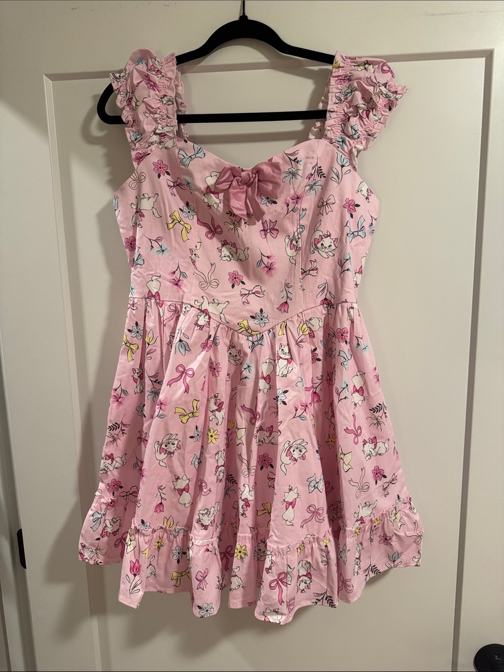 Hot topic Women’s Disney aristocats printed pink dress with pockets!!
